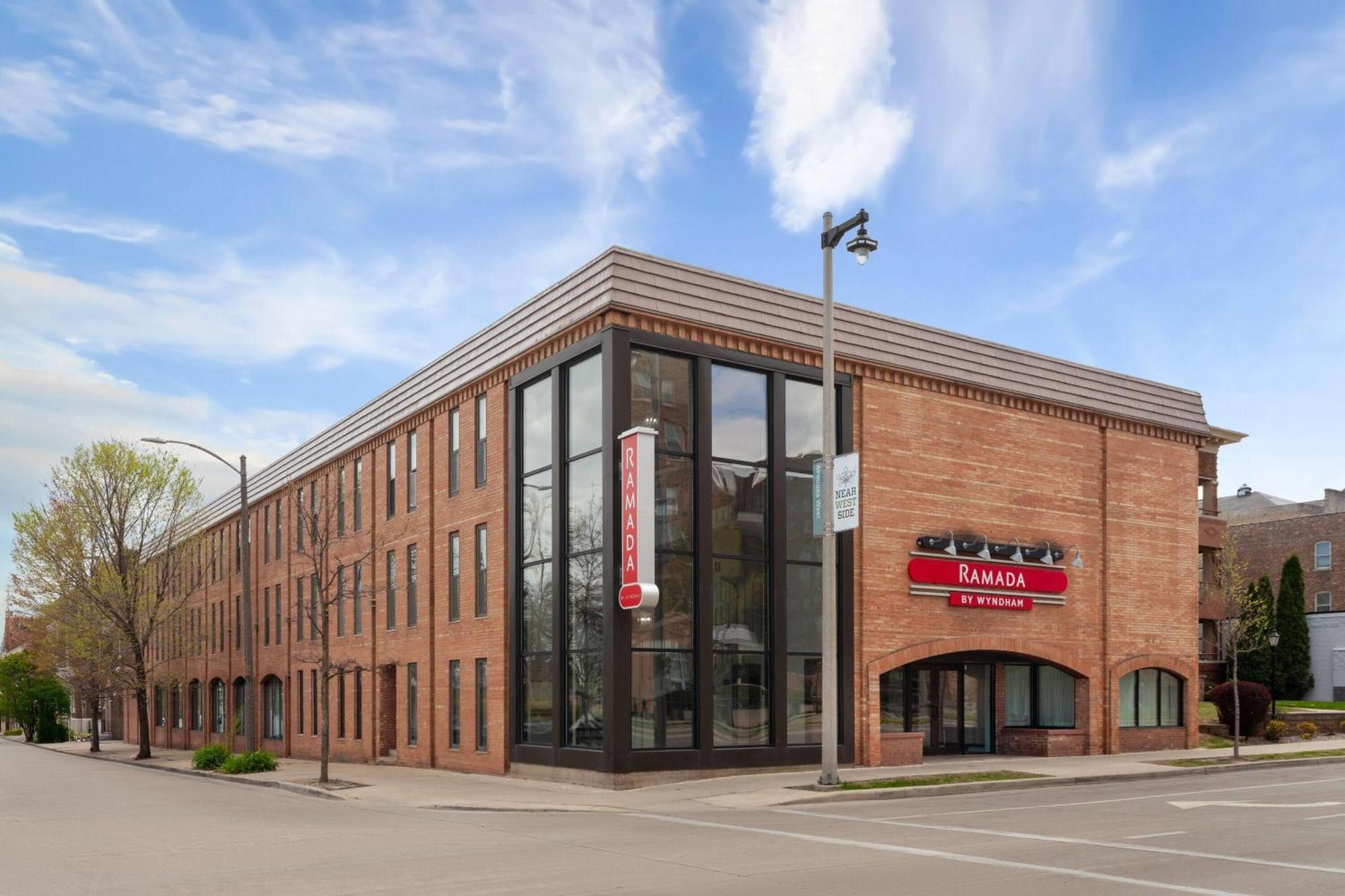 Hotel Ramada By Wyndham Milwaukee Exterior foto
