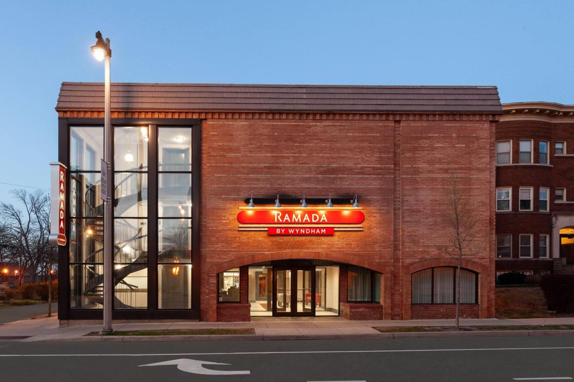 Hotel Ramada By Wyndham Milwaukee Exterior foto