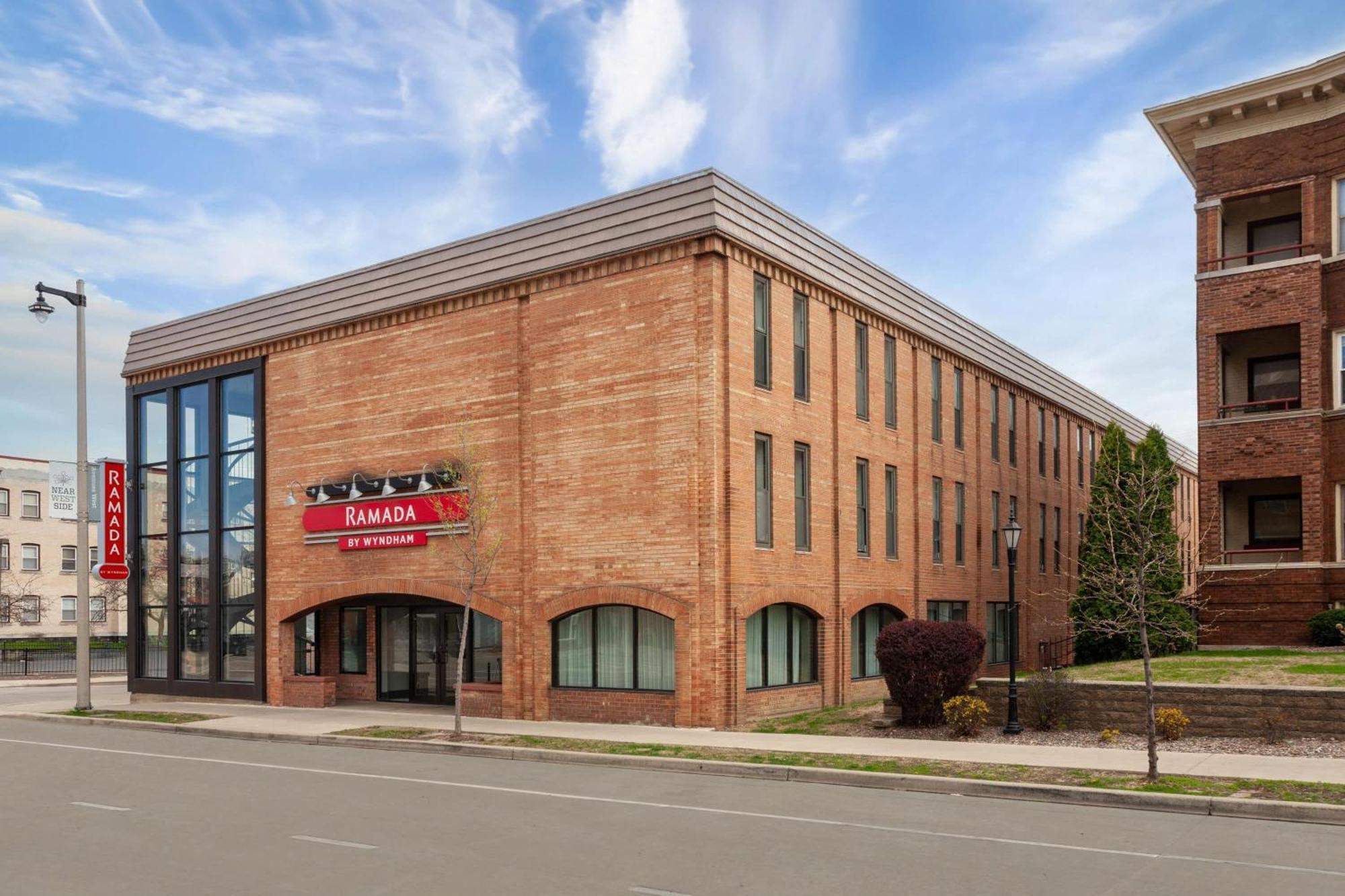 Hotel Ramada By Wyndham Milwaukee Exterior foto
